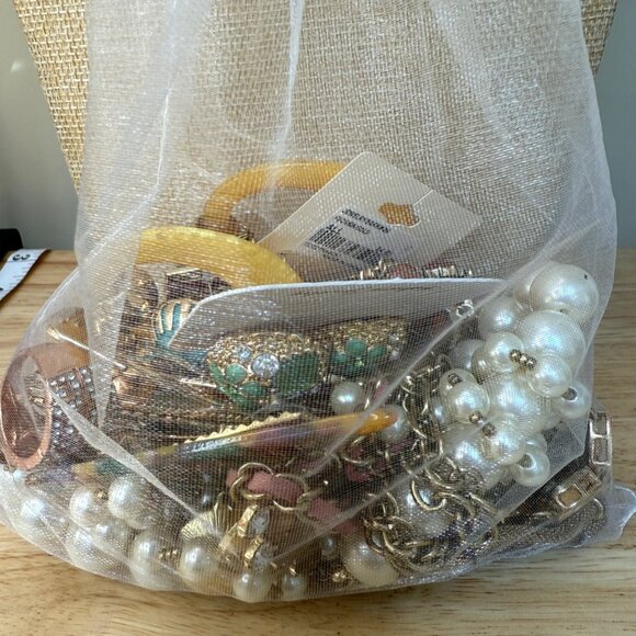 Gold Tone Wearable Statement Jewelry & Hair Clip Lot 1lb Assorted Styles - Picture 7 of 7